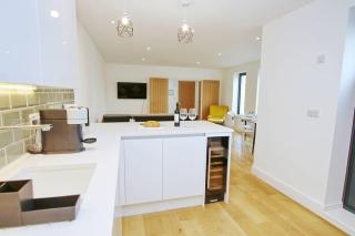 Modern Apartment for Contractors & Small Groups by Stones Throw Apartments - Free Parking - Sea View - Worthing - 4