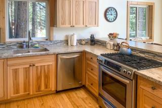 Rustic Retreat with Deck Steps From Lake Almanor! - Lake Almanor - 5