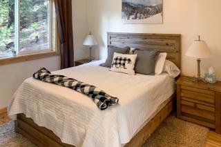 Rustic Retreat with Deck Steps From Lake Almanor! - Lake Almanor - 4