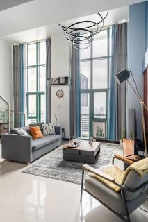 Stylish loft, 65 in UHDTV w Fast WiFi + Pool & Gym - 2