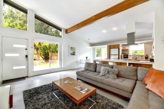 Mid Century Modern near SoCo & DT by Lodgewell - Austin - 9