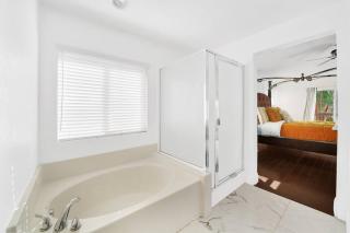 Vino Villa Large home Sleeps 10! Large Salt water pool/spa - Murrieta - 3