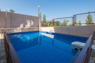Grande Montana by StayVista - Luxurious Hillside Villa featuring Pool, Theater, and Games Room - Panchgani - 0