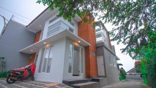 Villa Evergreen with Private Pool and Karaoke - Batu - 6