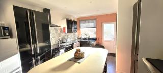 Sutherland St - 2 bed home with free Parking - 4