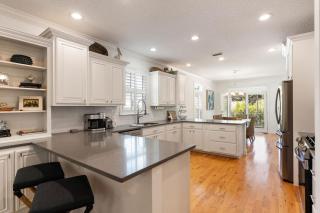 Beach Chickens - 1019 Mallery Street - 1