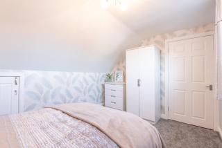 Bright, fresh, renovated 3 bedroom apartment in the heart of Montrose - 8
