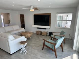 Gulf Access, Pool Table, Heated Pool, Sleeps 12 - Villa Dolphin Sunset - Cape Coral - 0