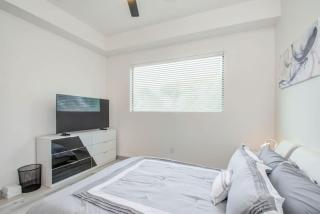 Modern 4 Bedroom 4 Full Bathroom Near Downtown - Houston - 3