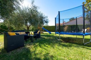 VILLA LIVIA with three nice apartments, swimming pool, childrens playground, barbecue and free parking - Ližnjan - 4