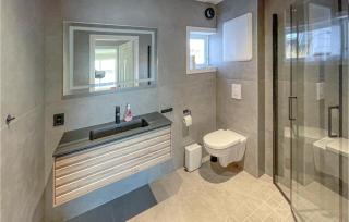 4 Bedroom Beautiful Apartment In Herdla - 2