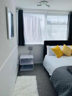 Aylesbury Apartment for Contractors and Holidays - FREE Parking for cars and vans - 6