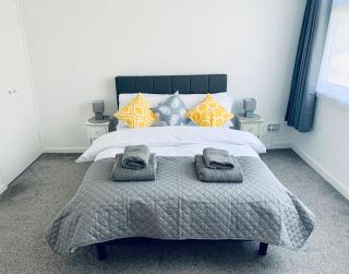 Aylesbury Apartment for Contractors and Holidays - FREE Parking for cars and vans - Aylesbury - 0