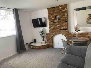 Aylesbury Apartment for Contractors and Holidays - FREE Parking for cars and vans - 2