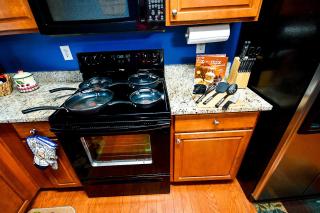 Amazing Large 3 Bed house with King Bed less than 10 miles to DTWN - 1