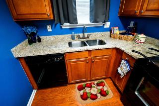 Amazing Large 3 Bed house with King Bed less than 10 miles to DTWN - 2