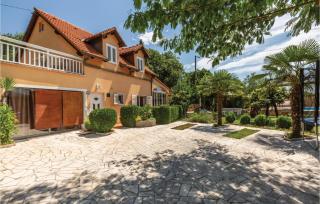 Amazing Home In Zmijavci - 7