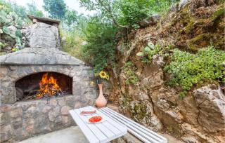 Amazing Home In Zmijavci - 5