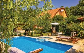 Amazing Home In Zmijavci - 2