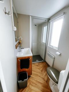 De Strandhoed Renesse, new & luxe chalet with garden en close to centrum & beach! - Renesse - 1