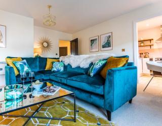 Chic, immaculate apartment sleeps 4 , 2 bathrooms & free private parking close to Warwick, castle, canal-side pub - perfect for relaxing breaks, the races or workcation - Warwick - 0