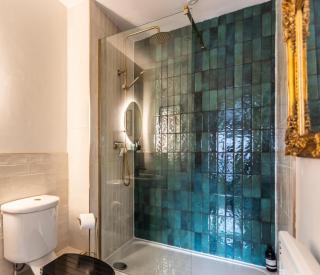 Chic, immaculate Warwick apartment sleeps 4,2 bathrooms, free private parking, easy walk to Warwick, canal-side pub on doorstep - perfect for breaks, the races or long work stays - 4