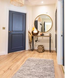 Chic, immaculate apartment sleeps 4 , 2 bathrooms & free private parking close to Warwick, castle, canal-side pub - perfect for relaxing breaks, the races or workcation - Warwick - 1