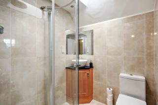 6 Bed Countryside Mansion With Tennis Court & Swimming Pool with Parking - East Horsley - 3