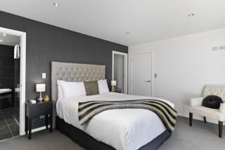Remarkable Lake View Modern Executive Home - Queenstown - 5