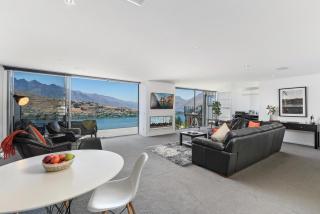 Remarkable Lake View Modern Executive Home - Queenstown - 4