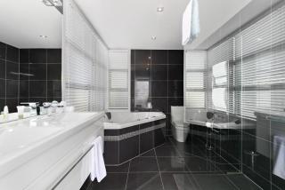 Remarkable Lake View Modern Executive Home - Queenstown - 2