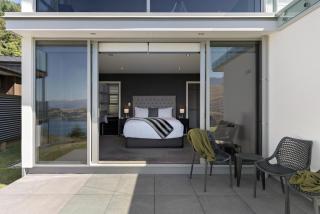 Remarkable Lake View Modern Executive Home - Queenstown - 1