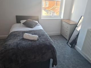 Primrose Stays - 3 bedroom House - Stoke on Trent - 4