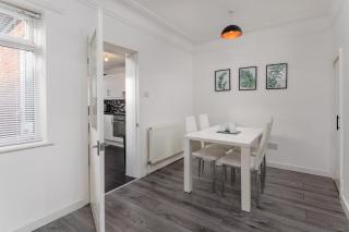 The Empress 2 Bed Terraced House - Liverpool - 8