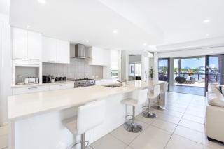 Cairns Beaches Home, Marina View, Sleeps 12 - Yorkeys Knob - 8