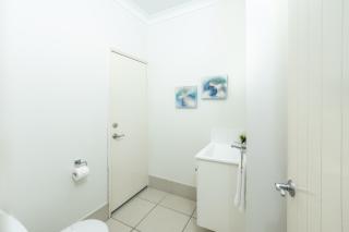 Cairns Beaches Home, Marina View, Sleeps 12 - Yorkeys Knob - 3
