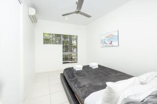 Cairns Beaches Home, Marina View, Sleeps 12 - Yorkeys Knob - 1