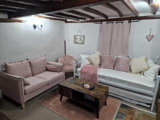Two Bedroom Grade ll Cottage At AZ Luxury Stays Honey Horsefield With WiFi And Free Parking - Hundon - 9