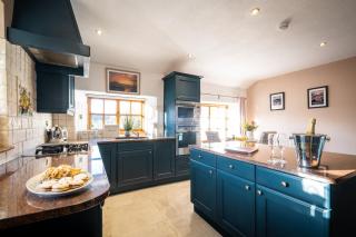 Stunning cottage Grade 2 listed with parking and Hot Tub - Bowness-on-Windermere - 1