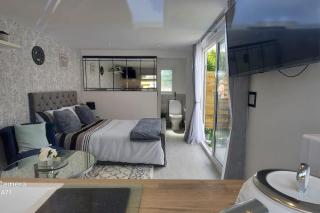 Adorable private couples retreat with hot tub - 5