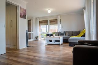 Cosy 4 Bedroom Holiday Home - Melbourne Airport - Greenvale - 9