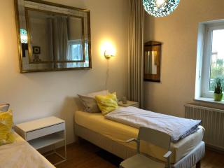In Mainstockheim mit Balkon, Kamin, 50 Schritte zu Radweg, ideal for Long Stay, 4 Singles in Single Rooms - Mainstockheim - 0