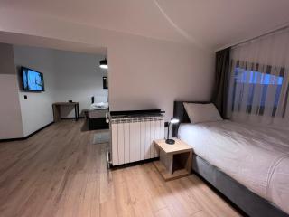 LAKEVIEW Hotel & Apartments - 1