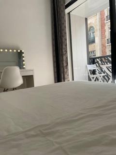 Apartment in the Heart of The Champs Elysées with Balcony - Paris - 5