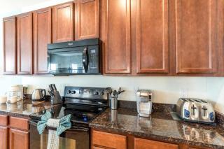 Spacious 6-Bedroom Getaway with Game Room, Private Spa & Sunny Pool Deck in Premier Resort Setting - Davenport - 3