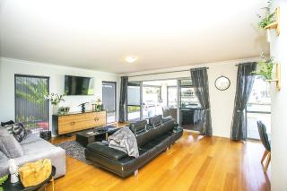 CHILLAX HOUSE - Luxury, Canals, Jetty, Family Friendly - Sleeps 14 in Style! - 2