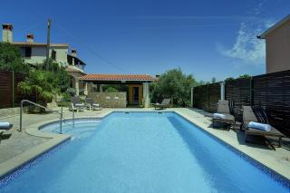 Einzigartige Villa nur 1 km bis zum Strand mit privatem Pool, BBQ, Klima, WLAN - Ližnjan - 0