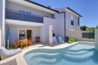 Strandnahe Villa mit privatem Pool, WLAN, Terrasse, Grill - Banjole - 0