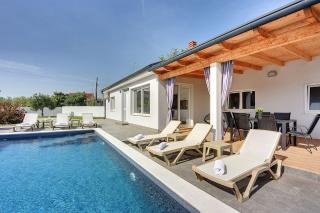 Villa mit privatem Pool, Klima, WLAN, BBQ in der Nähe vom Meer - Valbandon - 0