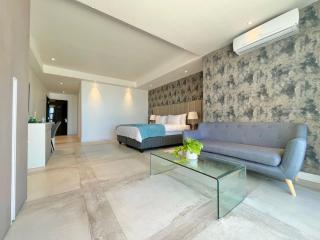 Mountain and Ocean - Le Cap - 5